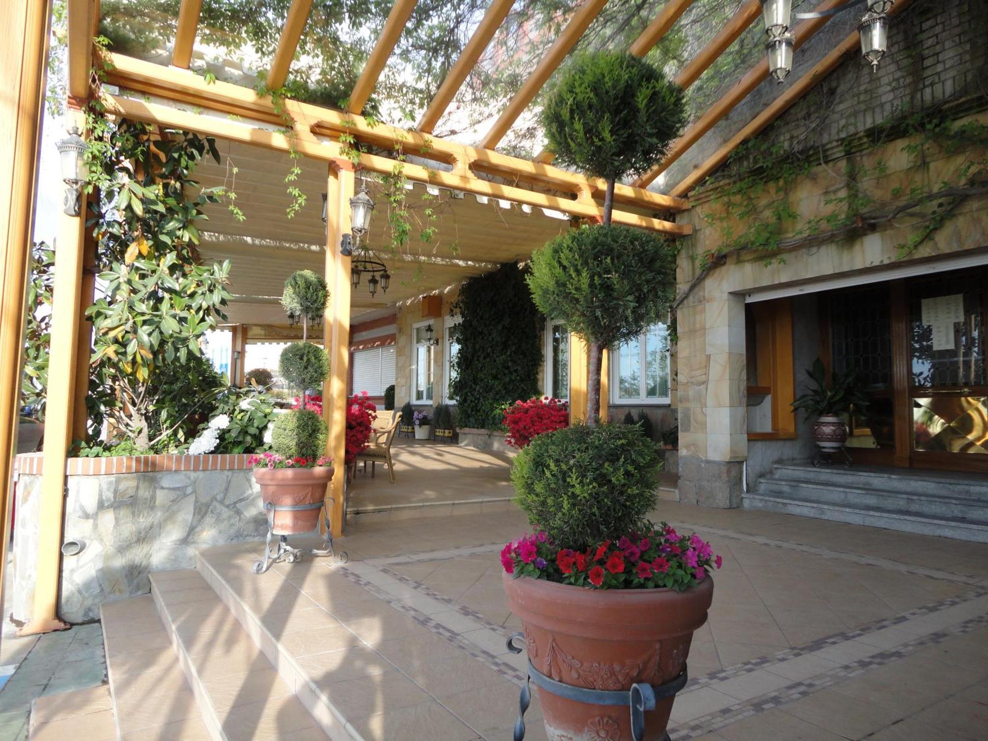 Hotel La Maruxina La Alameda de la Sagra Екстериор снимка